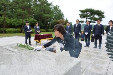 9대 의성군의회 후반기 의장단 충혼탑 참배